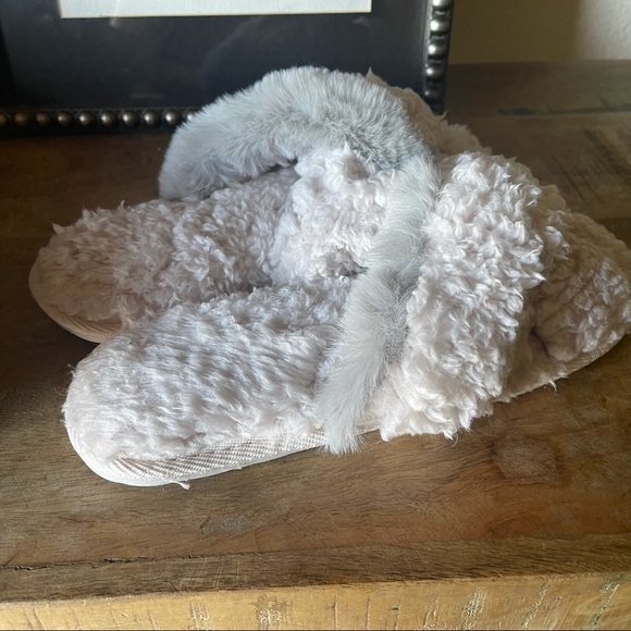 NEW faux fur Lemon slippers grey size M/L slides indoor outdoor slip on shoes - Picture 2 of 11